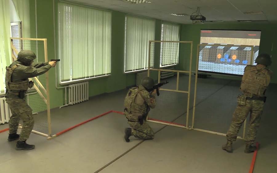 Тактическая стрельба в учебном классе НВВКУ (Видео)