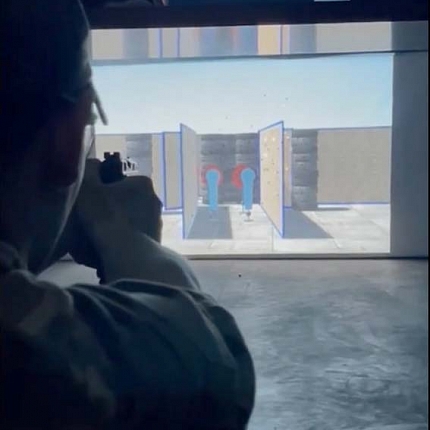 Стрельба боевым патроном из пистолета в лазерном интерактивном тире Рубин (Видео)